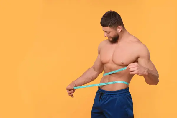 Sportlicher Mann Taille Mit Klebeband Auf Orangefarbenem Hintergrund Platz Für — Stockfoto