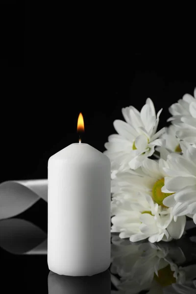 Brandende Kaars Witte Chrysant Bloemen Lint Zwarte Spiegel Oppervlak Het — Stockfoto