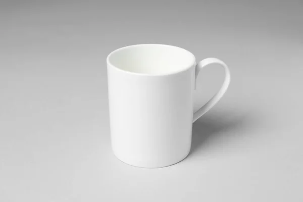 Biały Kubek Ceramiczny Jasnoszarym Tle — Zdjęcie stockowe