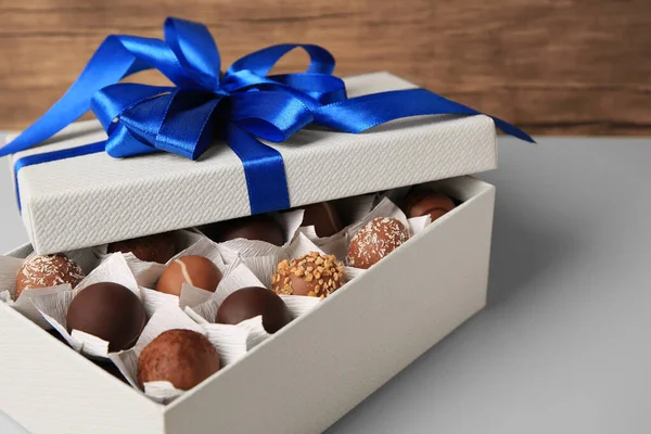 Box Med Läckra Choklad Godis Beige Bakgrund Närbild — Stockfoto