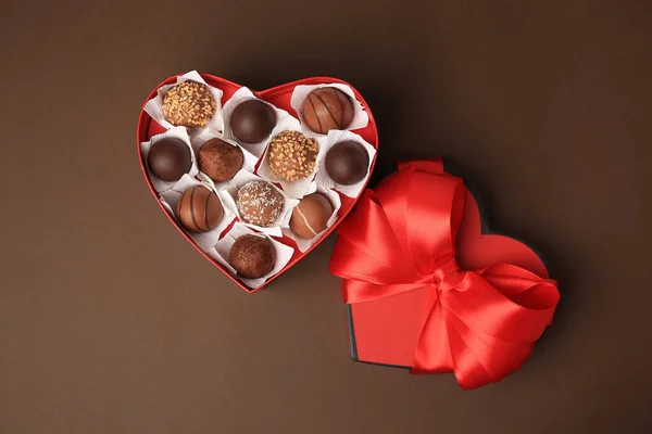 心形盒子 有美味的巧克力糖果 褐色底色 — 图库照片
