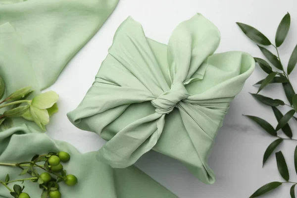 Tecnica Furoshiki Regalo Confezionato Tessuto Verde Piante Arredamento Tavola Bianca — Foto Stock