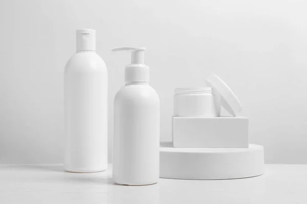 Diversi Prodotti Cosmetici Tavolo Legno Bianco — Foto Stock