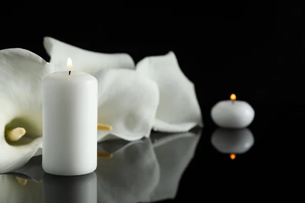 Witte Calla Lelie Bloemen Brandende Kaarsen Zwarte Spiegel Oppervlak Het — Stockfoto