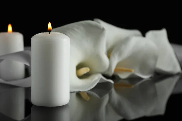Καμένο Κερί Και Λευκά Λουλούδια Κρίνου Calla Μαύρη Επιφάνεια Καθρέφτη — Φωτογραφία Αρχείου
