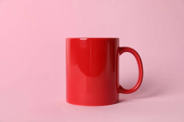 Jeden Czerwony Kubek Ceramiczny Różowym Tle — Zdjęcie stockowe