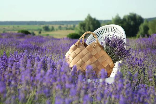 Weidensack Mit Schönen Lavendelblüten Auf Stuhl Freien — Stockfoto