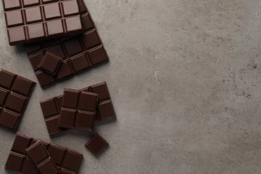 Gri masadaki nefis siyah çikolata, düz. Metin için boşluk