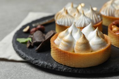 Gri masadaki farklı turtalar, yakın çekim ve metin için yer. Tatlı nefis.