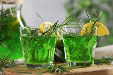 Masada limon dilimleri ile taze tarhun içeceği, yakın plan