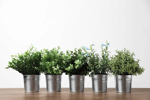 Différentes Herbes Artificielles Pot Sur Une Table Bois Sur Fond — Photo