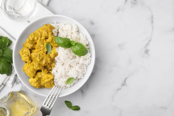 Köstlicher Reis Und Hühnchen Mit Currysoße Auf Weißem Marmortisch Flach — Stockfoto