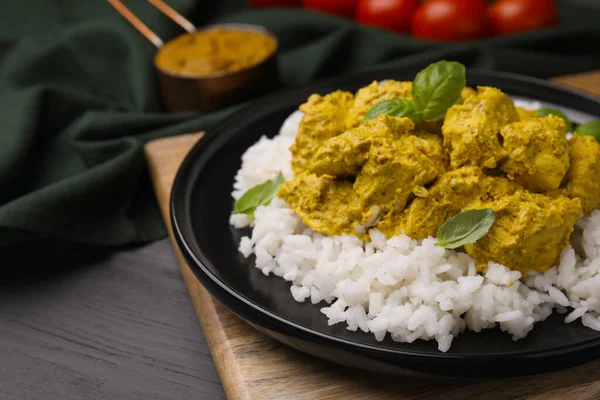 Köstlicher Reis Und Hühnchen Mit Currysoße Auf Grauem Holztisch Nahaufnahme — Stockfoto