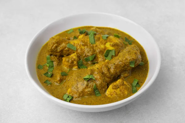 Finom Csirke Curry Szósszal Fehér Asztalon — Stock Fotó