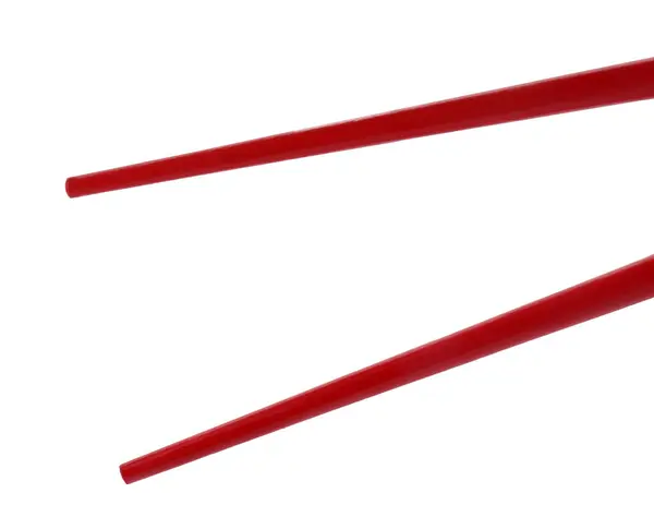 白で隔離された赤い箸のペア — ストック写真