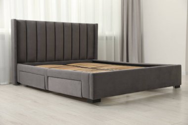 Yatak odası döşeli modern bir yatak ve yatak odası var.