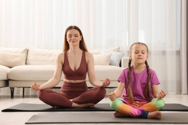 Anne ve kızı spor giyim sektöründe birlikte meditasyon yapıyorlar. Ahenk ve zen
