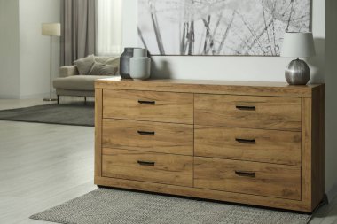 Çekmeceler, boyalar, kanepe ve dekorlar, metin için boşluk.