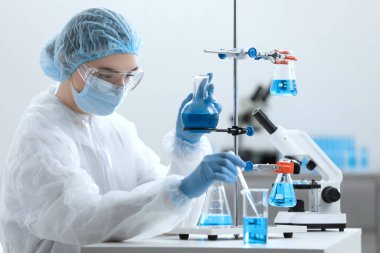 Laboratuvarda örneklerle çalışan genç bir bilim adamı.