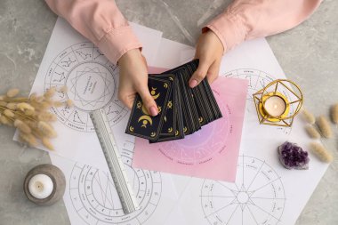 Masada tarot kartı kullanan bir kadın. Astrolojik tahminler