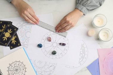 Astrolog, falcılık tahmini için zodyak tekerleği kullanıyor. Falcı.