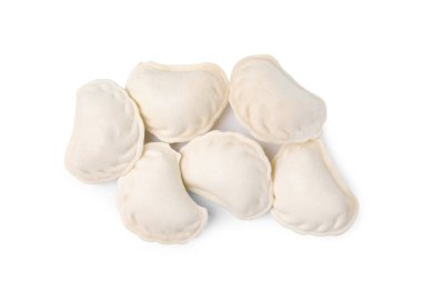 Çiğ hamur köfteleri (varenyky) beyaz, üst görünümde izole