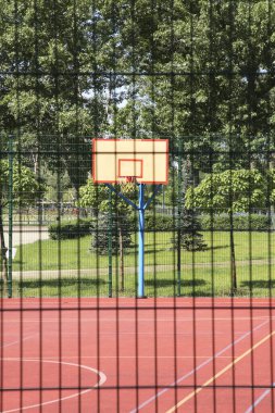 Güneşli bir günde boş basketbol sahası