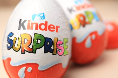 Slynchev Bryag, Bulgaristan - 25 Mayıs 2023: Arka plan bulanık, yakın plan Kinder Surprise Eggs. Metin için boşluk