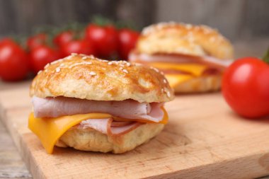 Jambon ve peynirli leziz simit, yakın plan. Metin için boşluk