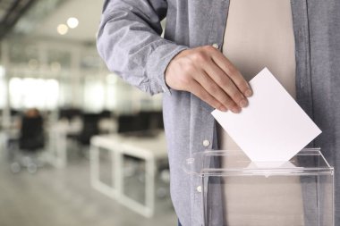 Adam puslu arka planda oyunu sandığa koyuyor, yakın plan.