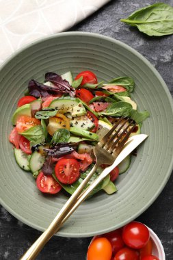 Siyah desenli masada nefis sebze salatası.