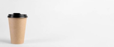 İçmek için. Beyaz arka planda kağıt kahve fincanı, mesaj için boşluk. Pankart tasarımı