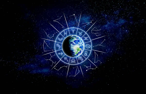 オープンスペースで地球の周りの占星術的な兆候と星座を備えたゾディアックホイール イラスト — ストック写真