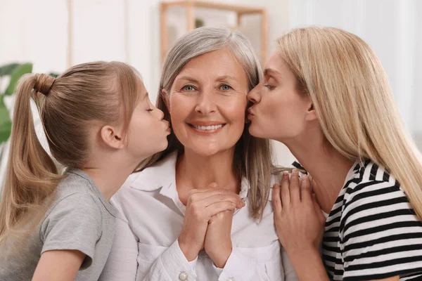 Trzy Pokolenia Szczęśliwa Babcia Jej Córka Wnuczka Domu — Zdjęcie stockowe
