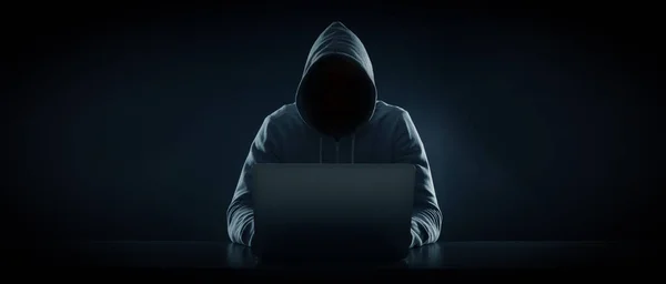 Анонімний Чоловік Капюшоні Використовує Ноутбук Чорному Тлі Дизайн Прапора — стокове фото