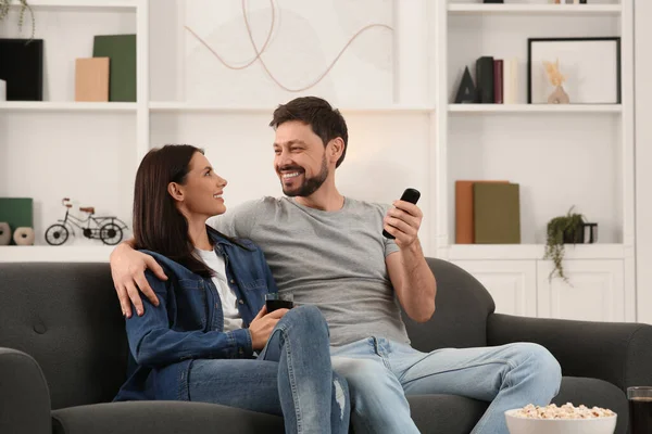 Šťastný Pár Spolu Tráví Čas Doma Muž Měnící Televizní Kanály — Stock fotografie