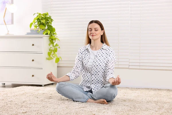Mujer Meditando Casa Armonía Zen — Foto de Stock