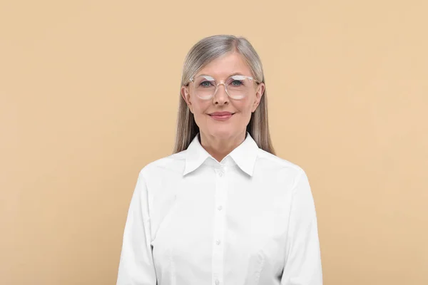 Retrato Mujer Mayor Hermosa Gafas Sobre Fondo Beige — Foto de Stock