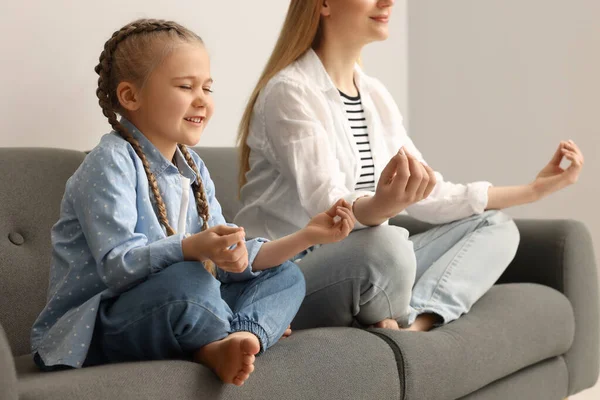 Mutter Und Tochter Meditieren Gemeinsam Auf Dem Sofa Haus Harmonie — Stockfoto