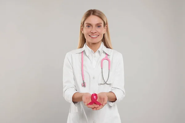 Doktor Stetoskopem Drží Růžovou Stuhu Světle Šedém Pozadí Informovanost Karcinomu — Stock fotografie