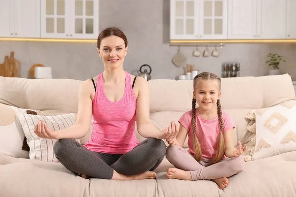 Glückliche Mutter Mit Tochter Beim Meditieren Auf Dem Sofa Hause — Stockfoto