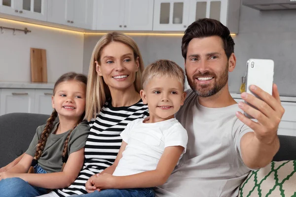 Šťastná Rodina Brát Selfie Společně Pohovce Doma — Stock fotografie