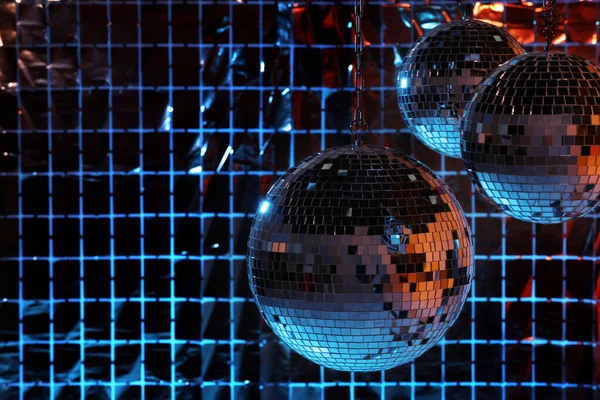 Glänsande Disco Bollar Mot Folie Parti Gardin Färg Ljus Utrymme — Stockfoto