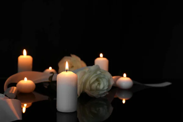 Roses Blanches Bougies Brûlantes Sur Surface Miroir Noir Dans Obscurité — Photo