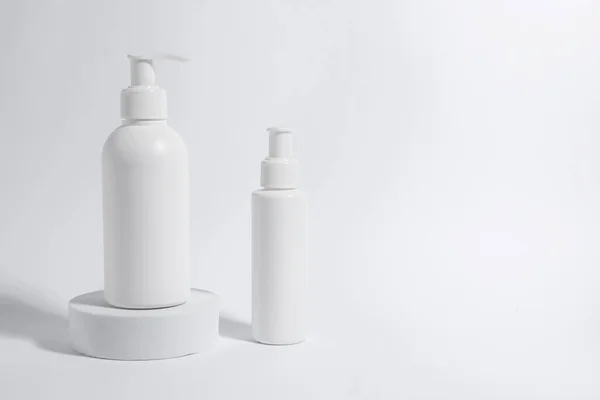 Bottiglie Con Prodotti Cosmetici Sfondo Bianco Spazio Testo — Foto Stock