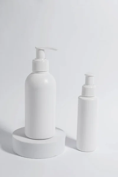 Üvegek Kozmetikai Termékekkel Fehér Alapon — Stock Fotó