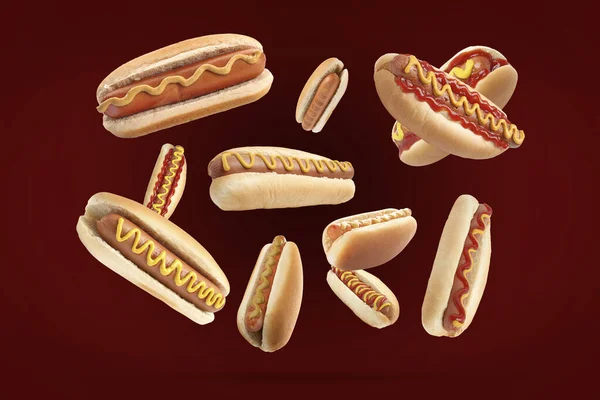 Mnoho Chutné Hot Dogy Pádu Tmavě Červené Pozadí — Stock fotografie