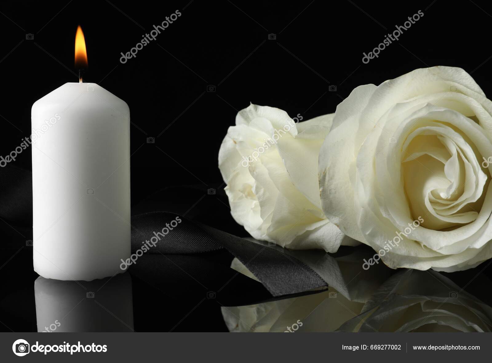 Brennende Kerze Weiße Rosen Und Schleife Auf Schwarzer Spiegeloberfläche  Der – Stockfoto © NewAfrica #669277002, image size:1600x1182