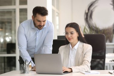 Ofiste masa laptop çalışma arkadaşları