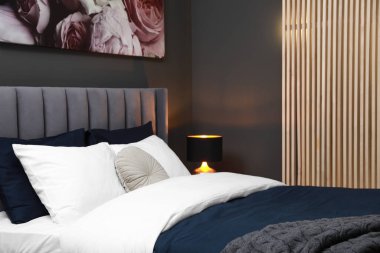 Lamba ve yastıklı rahat bir yatak. Şık iç mekan